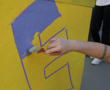 A pediatria do Hospital Universitário do Oeste do Paraná (Huop) ganhou mais cor nesta terça-feira (09). Crianças e adolescentes internados no hospital tiveram a oportunidade de colocar a mão na massa durante a oficina de graffite na unidade. Com pincel e tinta na mão, a expectativa foi deixar o espaço renovado, e ainda ter o contato com uma experiência única. - Cascavel, 10/121/2021 - Foto: UNIOESTE