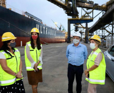 Nesta terça-feira (09), representantes da diplomacia espanhola no Brasil visitaram o Porto de Paranaguá. A comitiva, integrada pela conselheira de Agricultura, Pesca e Alimentação da Embaixada, Maria Elisa Barahona Nieto, e pela cônsul honorária do país, em Curitiba, Blanca Hernando Barco, foi recebida pela diretoria da Portos do Paraná. Paranaguá, 09/11/2021 - Foto: Claudio Neves/Portos do Paraná