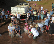 A soltura de 20 mil dourados e 200 mil lambaris no Reio Ivaí, em Mirador, no Noroeste, contou com a presença de 200 participantes do 20º Hally Fluvial SOS Rio Ivaí, neste final de semana. Os competidores foram recepcionados pelo secretário do Desenvolvimento Sustentável e do Turismo (Sedest), Márcio Nunes  -  Mirador, 14/11/2021 - Foto: Alessandro Vieira/Sedest