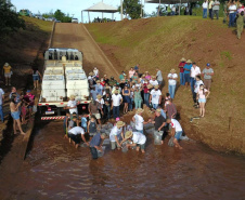 A soltura de 20 mil dourados e 200 mil lambaris no Reio Ivaí, em Mirador, no Noroeste, contou com a presença de 200 participantes do 20º Hally Fluvial SOS Rio Ivaí, neste final de semana. Os competidores foram recepcionados pelo secretário do Desenvolvimento Sustentável e do Turismo (Sedest), Márcio Nunes  -  Mirador, 14/11/2021 - Foto: Alessandro Vieira/Sedest