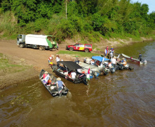 A soltura de 20 mil dourados e 200 mil lambaris no Reio Ivaí, em Mirador, no Noroeste, contou com a presença de 200 participantes do 20º Hally Fluvial SOS Rio Ivaí, neste final de semana. Os competidores foram recepcionados pelo secretário do Desenvolvimento Sustentável e do Turismo (Sedest), Márcio Nunes  -  Mirador, 14/11/2021 - Foto: Alessandro Vieira/Sedest