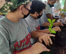 O Viveiro Florestal do Instituto Água e Terra (IAT) em Jacarezinho, no Norte Pioneiro do Estado, voltou a recepcionar estudantes pelo projeto de educação ambiental, nesta terça-feira (23). Ao todo, 34 alunos dos 4º e 5º anos do ensino fundamental da Escola Municipal Professora Ruth Pimentel Rocha tiveram a experiência de um dia no campo com atividades diferenciadas. - Jacarezinho, 23/11/2021 - Foto: IAT