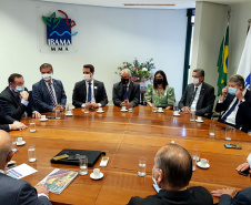 O governador Carlos Massa Ratinho Junior entregou nesta quarta-feira (24), ao presidente do Instituto Brasileiro do Meio Ambiente e dos Recursos Naturais Renováveis (Ibama), Eduardo Bin, o Relatório de Impacto Ambiental (RIMA) do projeto da Nova Ferroeste. Ele e o governador do Mato Grosso do Sul, Reinaldo Azambuja, se reuniram com técnicos do órgão ambiental em Brasília para tratar do empreendimento. - Curitiba, 24/11/2021 - Foto: IBAMA