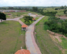 O secretário do Desenvolvimento Sustentável e do Turismo, Márcio Nunes, participou nesta quinta-feira (25) do plantio de mudas de árvores nativas no Parque Urbano de Maria Helena, no Noroeste do Estrado. O parque está com 77% de obras. -  Curitiba, 25/11/2021 - Foto: Alessandro Vieira/SEDEST