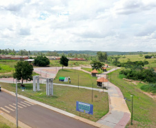 O secretário do Desenvolvimento Sustentável e do Turismo, Márcio Nunes, participou nesta quinta-feira (25) do plantio de mudas de árvores nativas no Parque Urbano de Maria Helena, no Noroeste do Estrado. O parque está com 77% de obras. -  Curitiba, 25/11/2021 - Foto: Alessandro Vieira/SEDEST