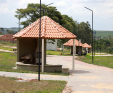 O secretário do Desenvolvimento Sustentável e do Turismo, Márcio Nunes, participou nesta quinta-feira (25) do plantio de mudas de árvores nativas no Parque Urbano de Maria Helena, no Noroeste do Estrado. O parque está com 77% de obras. -  Curitiba, 25/11/2021 - Foto: Alessandro Vieira/SEDEST