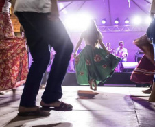 Patrimônio Imaterial do Brasil, a dança típica da cultura caiçara de Guaraqueçaba, denominada Fandango, tem sua primeira apresentação em Morretes neste sábado (27), pelo Grupo Fandanguará. A apresentação fez parte da 1ª Feira de Integração promovida pela Invest Paraná através do programa Vocações Regionais Sustentáveis (VRS). - Antonina, 26/11/2021 - Foto: Grupo Fandanguará