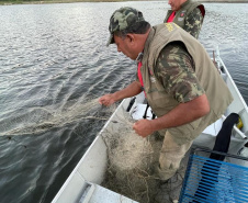 Em força-tarefa, o Instituto Água e Terra (IAT) apreendeu equipamentos de pesca irregular e se deparou com crimes ambientais ao longo da Represa do Capivari, em Campina Grande do Sul, na Região Metropolitana de Curitiba (RMC). - Curitiba, 19/11/2021 - Foto: IAT