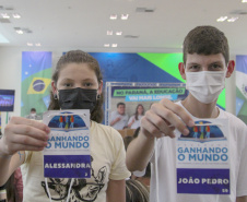 Governador do Paraná, Carlos Massa Ratinho Junior e o Secretario da Educação, Renato Feder participam do projeto Ganhando o Mundo. 