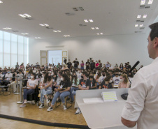 Governador do Paraná, Carlos Massa Ratinho Junior e o Secretario da Educação, Renato Feder participam do projeto Ganhando o Mundo. 