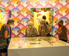 Publico visitando a exposição “OSGEMEOS: Segredos” no Museu Oscar Niemeyer (MON), nesta quarta-feira (1)