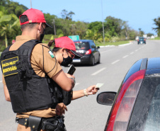 Polícia Militar aplica cães de faro contra o tráfico de drogas no Litoral