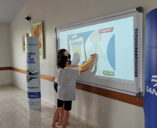 Sanepar entrega lousa digital para Apae de Guaraniaçu