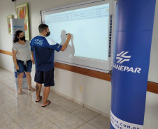 Sanepar entrega lousa digital para Apae de Guaraniaçu
