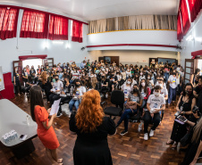 Estudantes do Ganhando o Mundo encerram curso de inglês com workshop em Curitiba