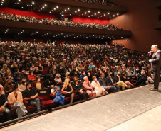 Evento no Teatro Guaíra celebra Dia da Família e novos programas para crianças e idosos