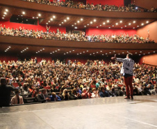 Evento no Teatro Guaíra celebra Dia da Família e novos programas para crianças e idosos