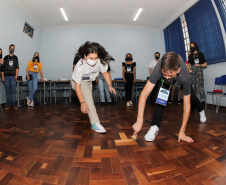Estudantes do Ganhando o Mundo encerram curso de inglês com workshop em Curitiba