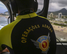 Força-tarefa reforça atendimento no litoral com voos noturnos e avião para remoções aeromédicas