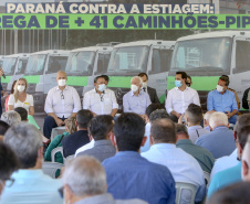 Com a entrega de mais 41 veículos, 47% dos municípios do Paraná passam a contar com caminhões-pipa