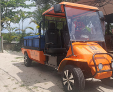 Copel entrega carros elétricos para eletricistas que atendem a Ilha do Mel