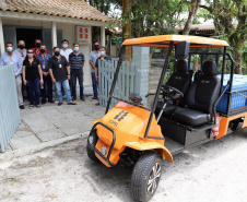 Copel entrega carros elétricos para eletricistas que atendem a Ilha do Mel