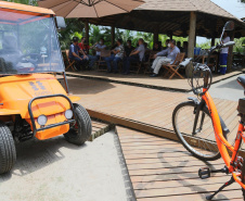 Copel entrega carros elétricos para eletricistas que atendem a Ilha do Mel