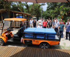 Copel entrega carros elétricos para eletricistas que atendem a Ilha do Mel