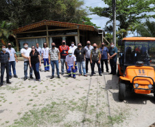 Copel entrega carros elétricos para eletricistas que atendem a Ilha do Mel