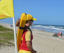 Corpo de Bombeiros fazem 126 salvamentos em oito dias de trabalho nas praias da Costa Leste do Paraná
