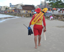 Corpo de Bombeiros fazem 126 salvamentos em oito dias de trabalho nas praias da Costa Leste do Paraná