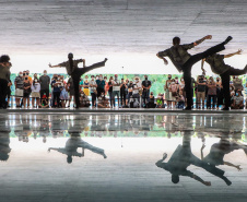 Os grupos de dança do Centro Cultural Teatro Guaíra – Balé Guaíra, G2 e Escola de Dança – se apresentam neste sábado (04),  no vão livre do Museu Oscar Niemeyer (MON). 