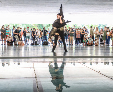 Os grupos de dança do Centro Cultural Teatro Guaíra – Balé Guaíra, G2 e Escola de Dança – se apresentam neste sábado (04),  no vão livre do Museu Oscar Niemeyer (MON). 