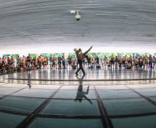 Os grupos de dança do Centro Cultural Teatro Guaíra – Balé Guaíra, G2 e Escola de Dança – se apresentam neste sábado (04),  no vão livre do Museu Oscar Niemeyer (MON). 