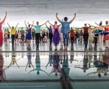 Os grupos de dança do Centro Cultural Teatro Guaíra – Balé Guaíra, G2 e Escola de Dança – se apresentam neste sábado (04),  no vão livre do Museu Oscar Niemeyer (MON). 