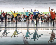 Os grupos de dança do Centro Cultural Teatro Guaíra – Balé Guaíra, G2 e Escola de Dança – se apresentam neste sábado (04),  no vão livre do Museu Oscar Niemeyer (MON). 