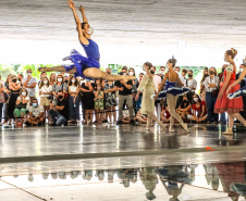 Os grupos de dança do Centro Cultural Teatro Guaíra – Balé Guaíra, G2 e Escola de Dança – se apresentam neste sábado (04),  no vão livre do Museu Oscar Niemeyer (MON). 