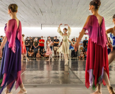 Os grupos de dança do Centro Cultural Teatro Guaíra – Balé Guaíra, G2 e Escola de Dança – se apresentam neste sábado (04),  no vão livre do Museu Oscar Niemeyer (MON). 