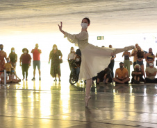 Os grupos de dança do Centro Cultural Teatro Guaíra – Balé Guaíra, G2 e Escola de Dança – se apresentam neste sábado (04),  no vão livre do Museu Oscar Niemeyer (MON). 