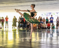 Os grupos de dança do Centro Cultural Teatro Guaíra – Balé Guaíra, G2 e Escola de Dança – se apresentam neste sábado (04),  no vão livre do Museu Oscar Niemeyer (MON). 