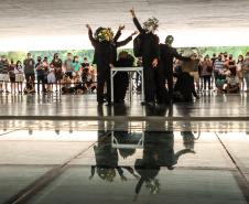 Os grupos de dança do Centro Cultural Teatro Guaíra – Balé Guaíra, G2 e Escola de Dança – se apresentam neste sábado (04),  no vão livre do Museu Oscar Niemeyer (MON). 