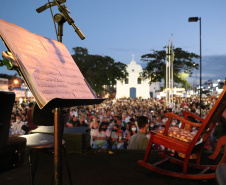 Orquestra Sinfônica do Paraná encanta na Praça Central de Guaratuba com música e espírito natalino 