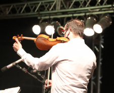 Orquestra Sinfônica do Paraná encanta na Praça Central de Guaratuba com música e espírito natalino 