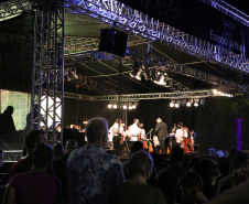 Orquestra Sinfônica do Paraná encanta na Praça Central de Guaratuba com música e espírito natalino 