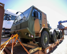 O Exército Brasileiro recebeu, na última terça-feira (30), seis novos caminhões da marca Tatra 8x8 com portadas IRB importados. Os veículos militares foram desembarcados na TCP - Terminal de Contêineres de Paranaguá, no Porto de Paranaguá. Fabricadas na República Tcheca, as viaturas foram embarcadas em porto alemão. Chegaram em Paranaguá em contêineres Flat Rack no navio Cap San Lorenzo.