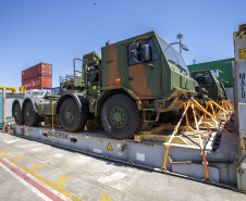 O Exército Brasileiro recebeu, na última terça-feira (30), seis novos caminhões da marca Tatra 8x8 com portadas IRB importados. Os veículos militares foram desembarcados na TCP - Terminal de Contêineres de Paranaguá, no Porto de Paranaguá. Fabricadas na República Tcheca, as viaturas foram embarcadas em porto alemão. Chegaram em Paranaguá em contêineres Flat Rack no navio Cap San Lorenzo.