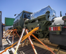 O Exército Brasileiro recebeu, na última terça-feira (30), seis novos caminhões da marca Tatra 8x8 com portadas IRB importados. Os veículos militares foram desembarcados na TCP - Terminal de Contêineres de Paranaguá, no Porto de Paranaguá. Fabricadas na República Tcheca, as viaturas foram embarcadas em porto alemão. Chegaram em Paranaguá em contêineres Flat Rack no navio Cap San Lorenzo.