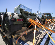 O Exército Brasileiro recebeu, na última terça-feira (30), seis novos caminhões da marca Tatra 8x8 com portadas IRB importados. Os veículos militares foram desembarcados na TCP - Terminal de Contêineres de Paranaguá, no Porto de Paranaguá. Fabricadas na República Tcheca, as viaturas foram embarcadas em porto alemão. Chegaram em Paranaguá em contêineres Flat Rack no navio Cap San Lorenzo.