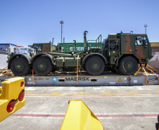 O Exército Brasileiro recebeu, na última terça-feira (30), seis novos caminhões da marca Tatra 8x8 com portadas IRB importados. Os veículos militares foram desembarcados na TCP - Terminal de Contêineres de Paranaguá, no Porto de Paranaguá. Fabricadas na República Tcheca, as viaturas foram embarcadas em porto alemão. Chegaram em Paranaguá em contêineres Flat Rack no navio Cap San Lorenzo.