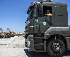 O Exército Brasileiro recebeu, na última terça-feira (30), seis novos caminhões da marca Tatra 8x8 com portadas IRB importados. Os veículos militares foram desembarcados na TCP - Terminal de Contêineres de Paranaguá, no Porto de Paranaguá. Fabricadas na República Tcheca, as viaturas foram embarcadas em porto alemão. Chegaram em Paranaguá em contêineres Flat Rack no navio Cap San Lorenzo.